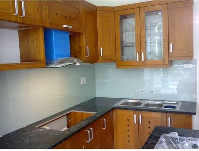 kính ốp bếp màu trắng sữa phòng bếp sáng