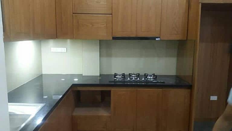 kính ốp bếp màu trắng sữa dễ lau chùi