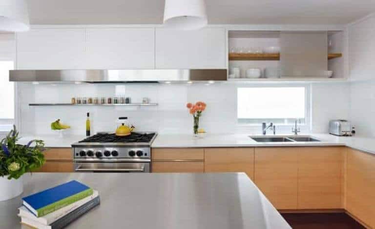 kính ốp bếp màu trắng sữa hiện đại