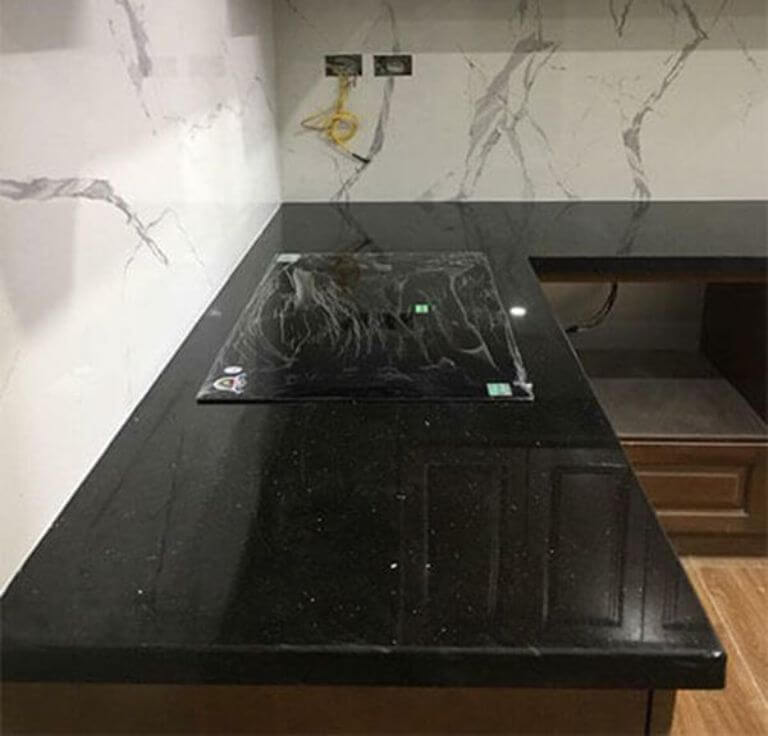 nên ốp bếp bằng đá hay kính ốp bếp chất lượng