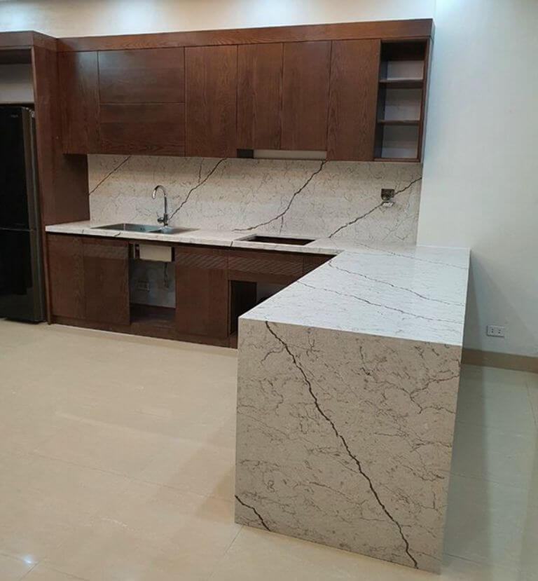 nên ốp bếp bằng đá hay kính ốp bếp phong thủy