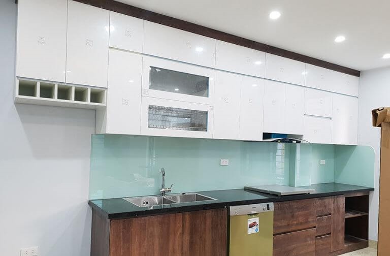 nên ốp bếp bằng đá hay kính ốp bếp bền đẹp