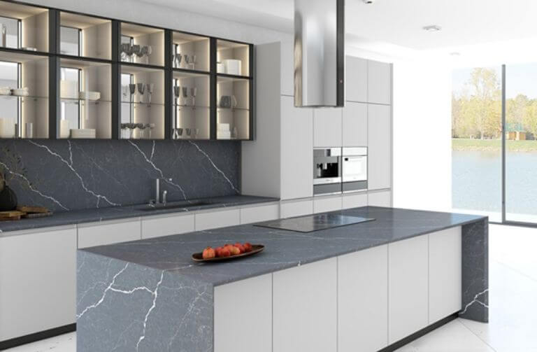 nên ốp bếp bằng đá hay kính ốp bếp sang trọng