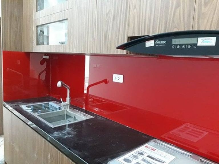 nên ốp bếp bằng đá hay kính ốp bếp hiện đại