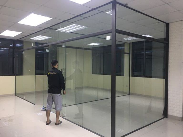Báo Giá Thi Công Vách Kính Cường Lực, Giải Pháp Cho Không Gian Sang Trọng 1 vách kính cường lực phòng khách