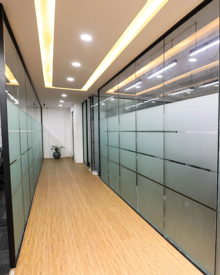 Báo Giá Thi Công Vách Kính Cường Lực, Giải Pháp Cho Không Gian Sang Trọng 12 vách kính cường lực mặt tiền