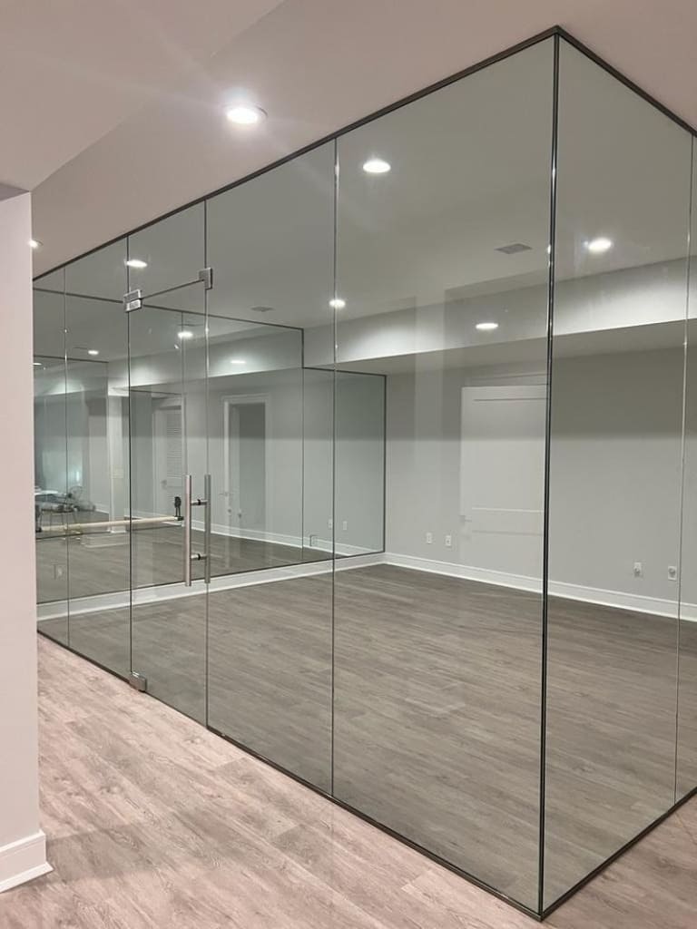 Báo Giá Thi Công Vách Kính Cường Lực, Giải Pháp Cho Không Gian Sang Trọng 19 vách kính cường lực mở quay văn phòng