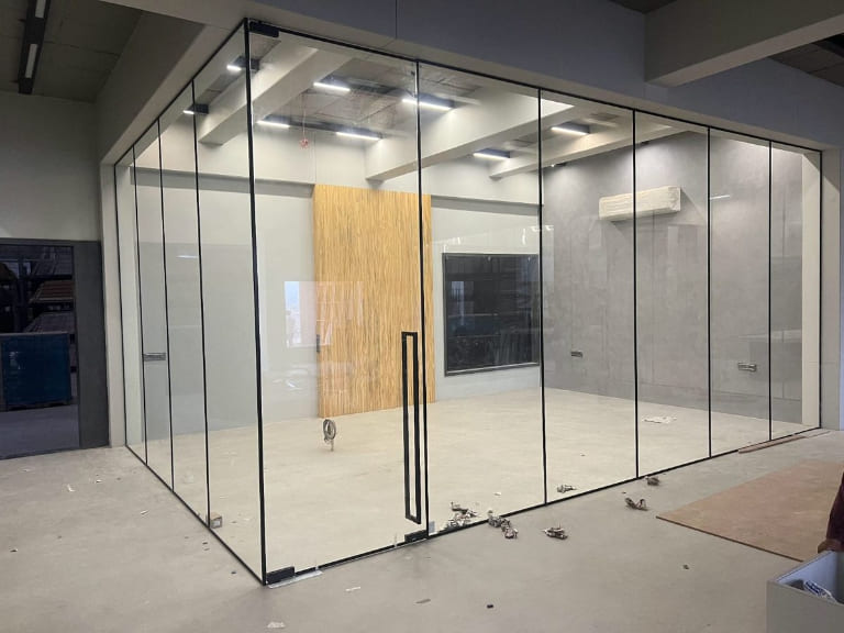 Báo Giá Thi Công Vách Kính Cường Lực, Giải Pháp Cho Không Gian Sang Trọng 20 vách kính cường lực cửa lùa khung nhôm