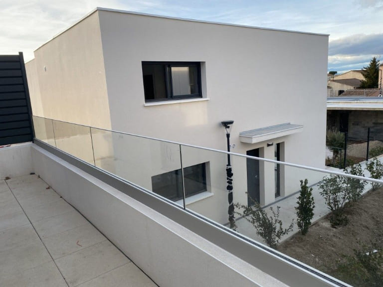 Báo Giá Thi Công Vách Kính Cường Lực, Giải Pháp Cho Không Gian Sang Trọng 14 vách kính cường lực cao cấp