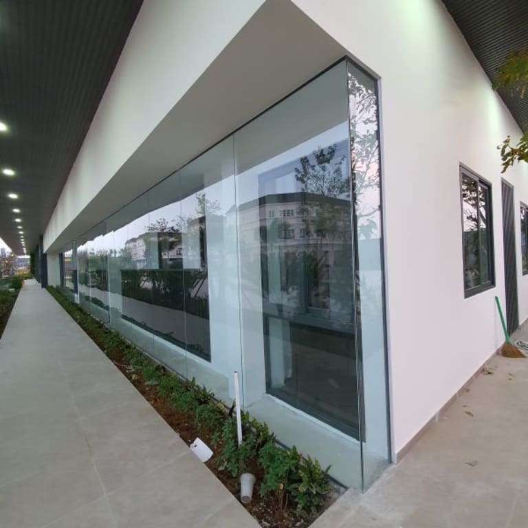 Báo Giá Thi Công Vách Kính Cường Lực, Giải Pháp Cho Không Gian Sang Trọng 13 vách kính cường lực chống nhiệt