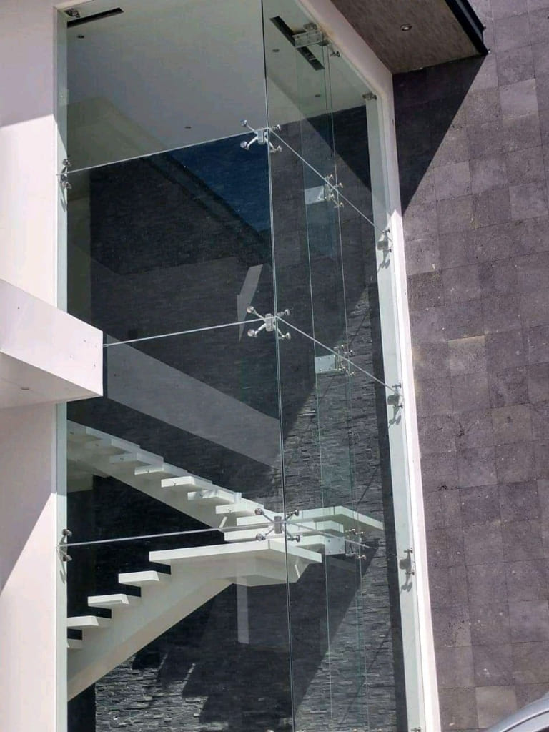 Báo giá vách kính hệ spider mới nhất 2025 sang trọng, hiện đại 5 vách kính hệ spider khách sạn cao cấp