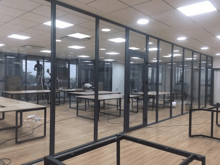 Mua vách nhôm kính chất lượng, thi công nhanh chóng tại Kính Việt Long 10 vách nhôm kính cho showroom đẹp