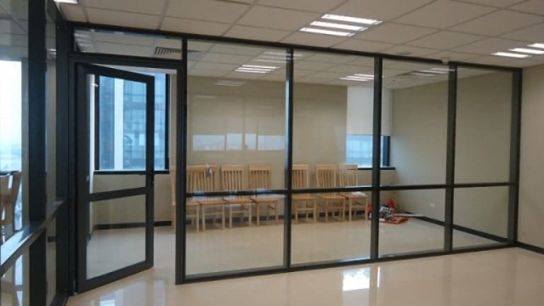 Mua vách nhôm kính chất lượng, thi công nhanh chóng tại Kính Việt Long 7 vách nhôm kính phòng khách thoáng sáng