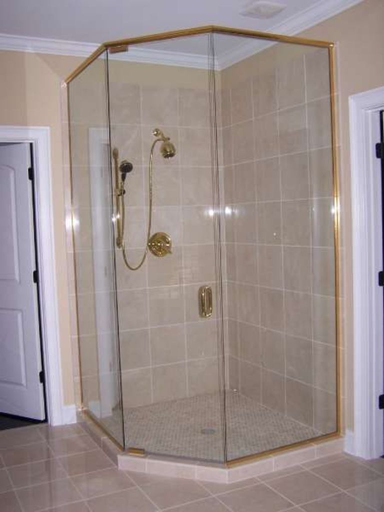 vách tắm kính 135 độ tiện lợi