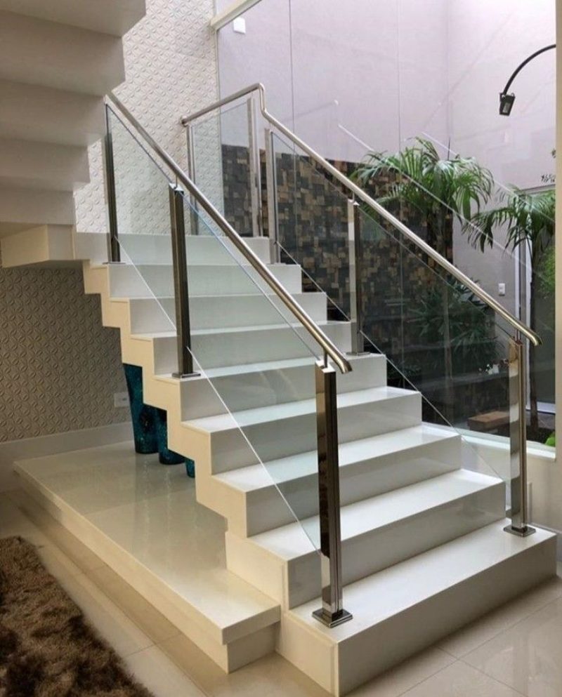Báo Giá 50 Mẫu Cầu Thang Kính Cường Lực Đẹp Hiện Đại 2026 18 Cầu thang kính trụ lửng và trụ cao