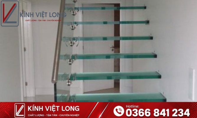 Cầu Thang Kính: Giải Pháp Kiến Trúc Thông Minh Cho Ngôi Nhà Hiện Đại 18 Mẫu cầu thang kính mặt bậc toàn kính