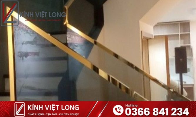 Cầu Thang Kính: Giải Pháp Kiến Trúc Thông Minh Cho Ngôi Nhà Hiện Đại 28 Mẫu cầu thang kính phun cát