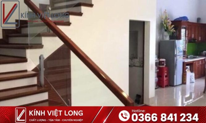 Cầu Thang Kính: Giải Pháp Kiến Trúc Thông Minh Cho Ngôi Nhà Hiện Đại 8 Mẫu cầu thang kính tay vịn gỗ