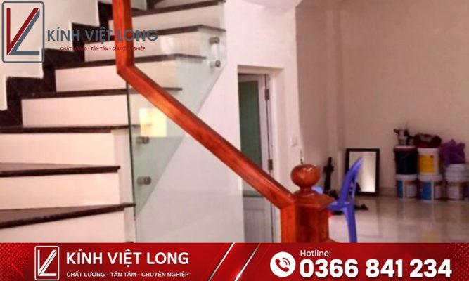 Cầu Thang Kính: Giải Pháp Kiến Trúc Thông Minh Cho Ngôi Nhà Hiện Đại 10 Mẫu cầu thang kính tay vịn gỗ