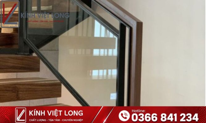 Cầu Thang Kính: Giải Pháp Kiến Trúc Thông Minh Cho Ngôi Nhà Hiện Đại 7 Mẫu cầu thang kính tay vịn gỗ