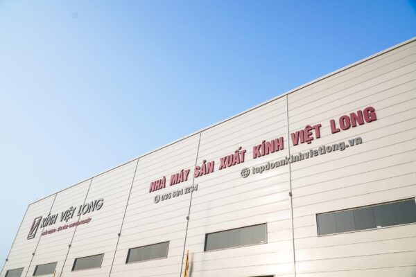 Báo Giá 50 Mẫu Cầu Thang Kính Cường Lực Đẹp Hiện Đại 2026 1 Nhà máy sản xuất kính Việt Long